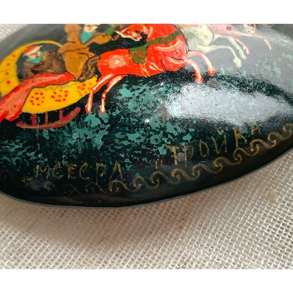 Vintage Russian Lacquer Hand Painted Brooch/Pin Black Oval Sleigh Scene Signed - Picture 10 of 10